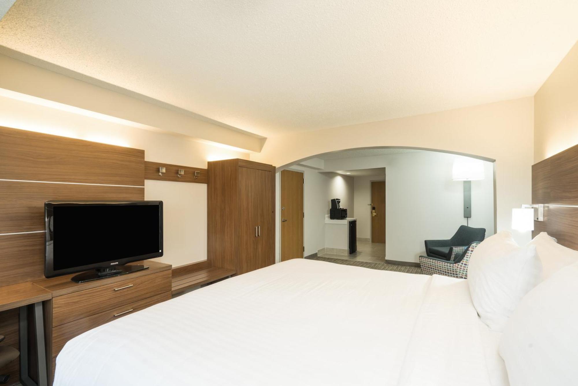 Express & East By Ihg Hotel