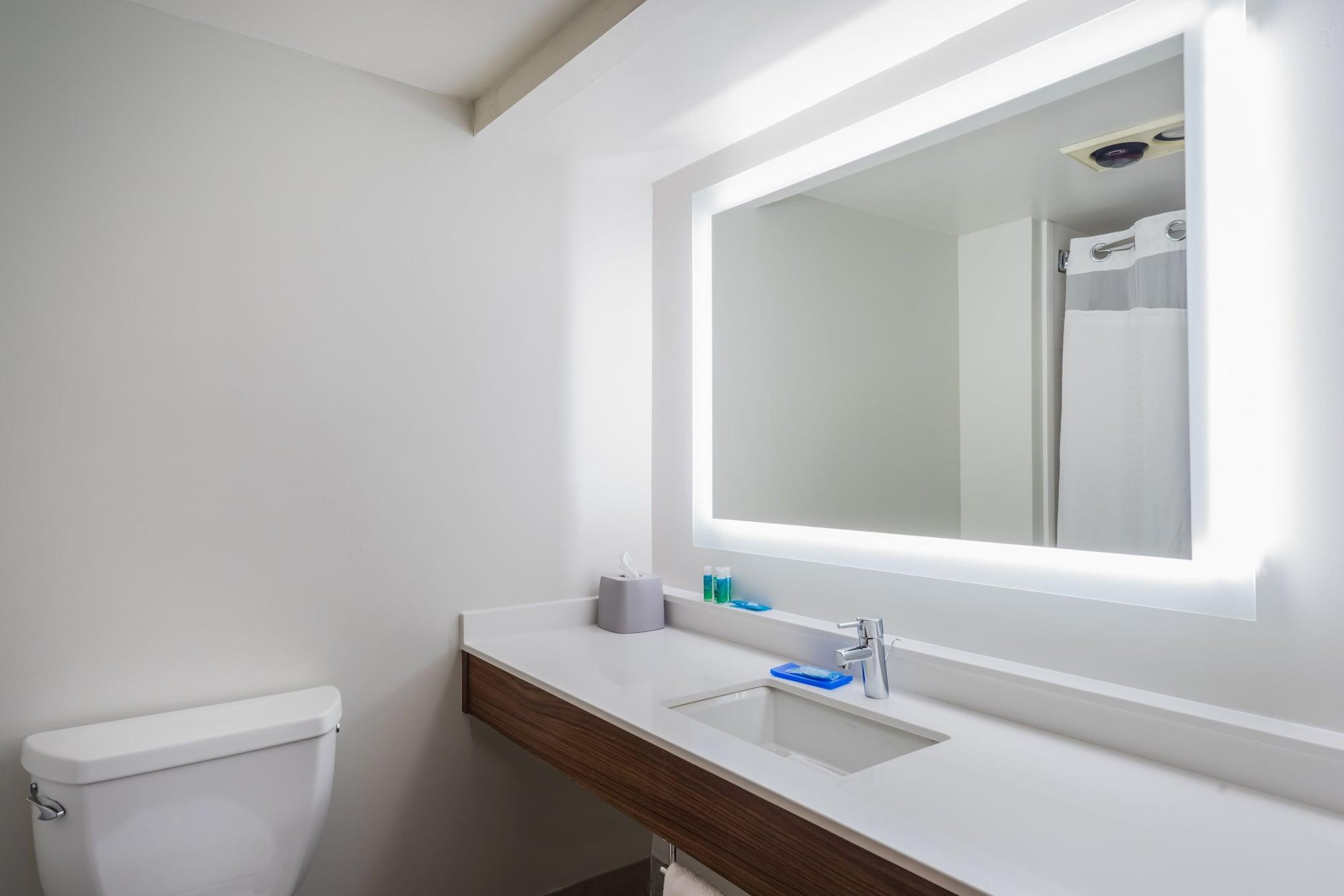 Express & East By Ihg Hotel Louisville