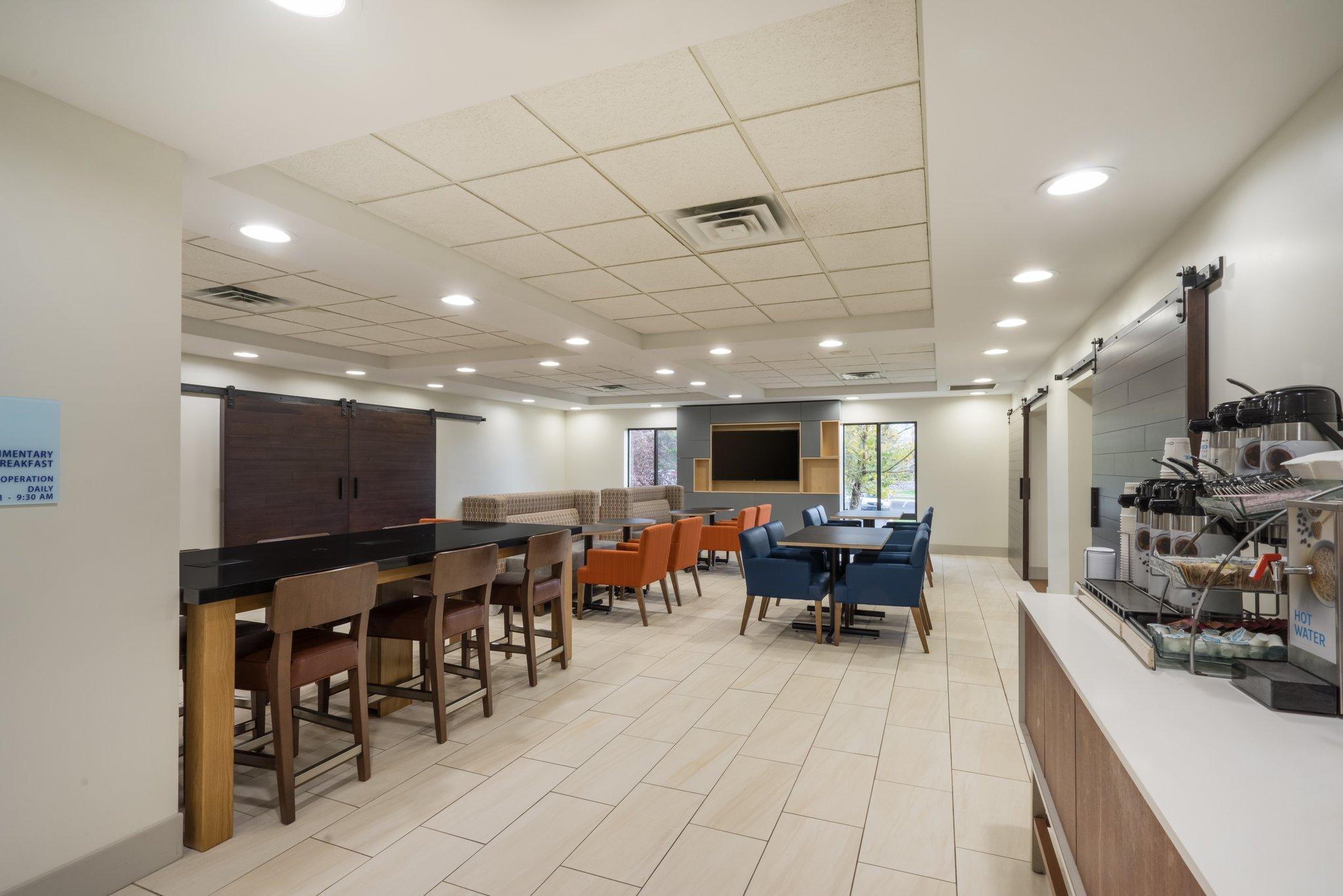 Express & East By Ihg Hotel Louisville
