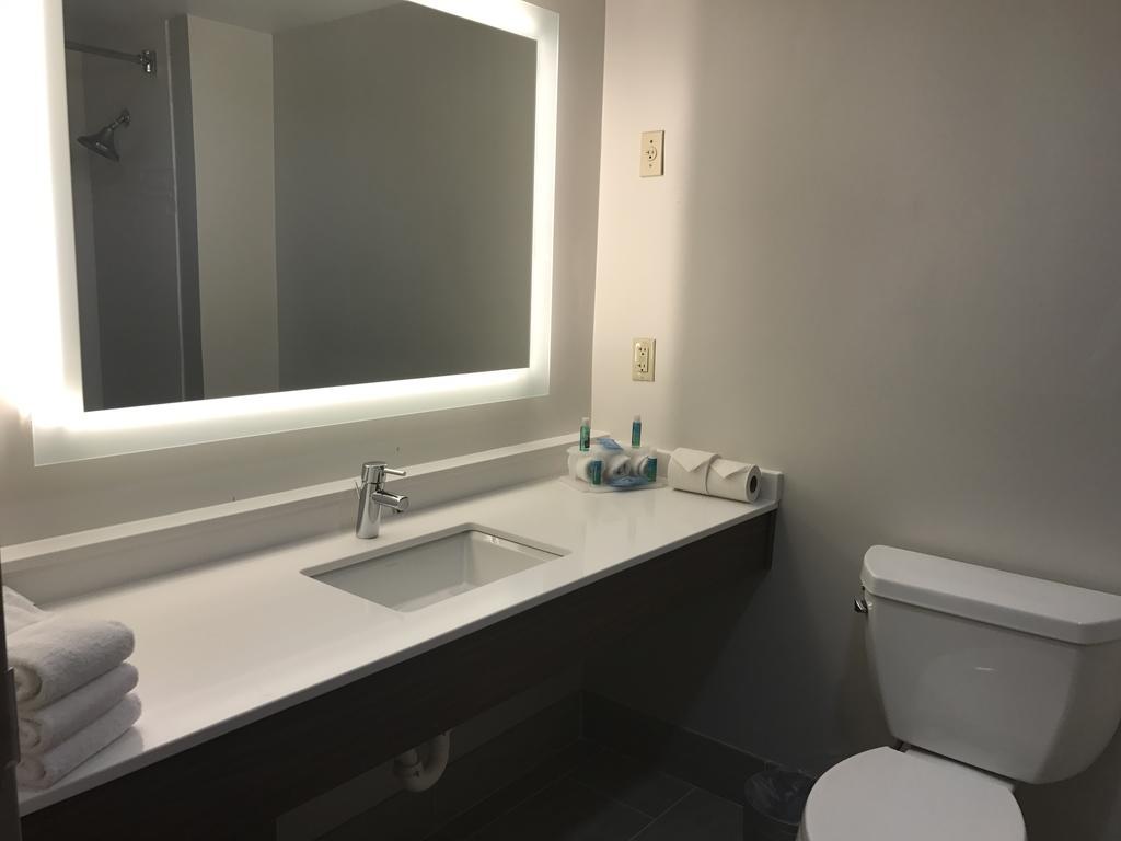Express & East By Ihg Hotel