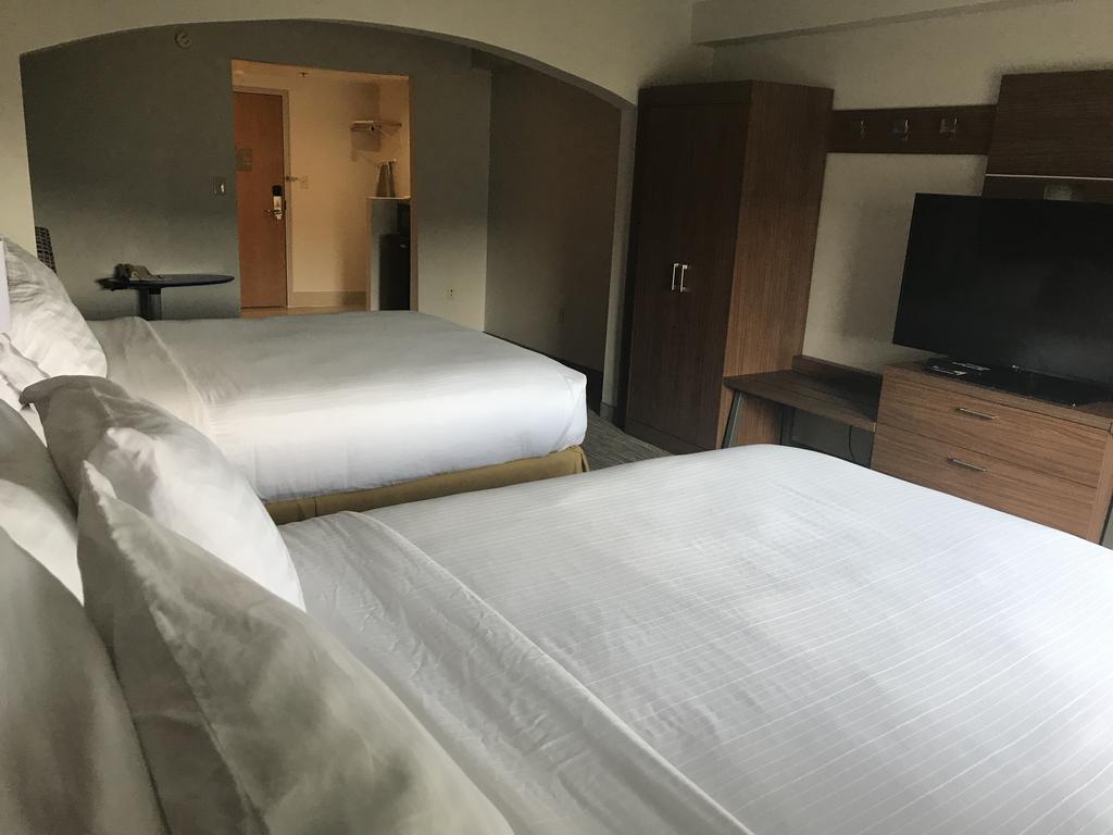 Express & East By Ihg Hotel
