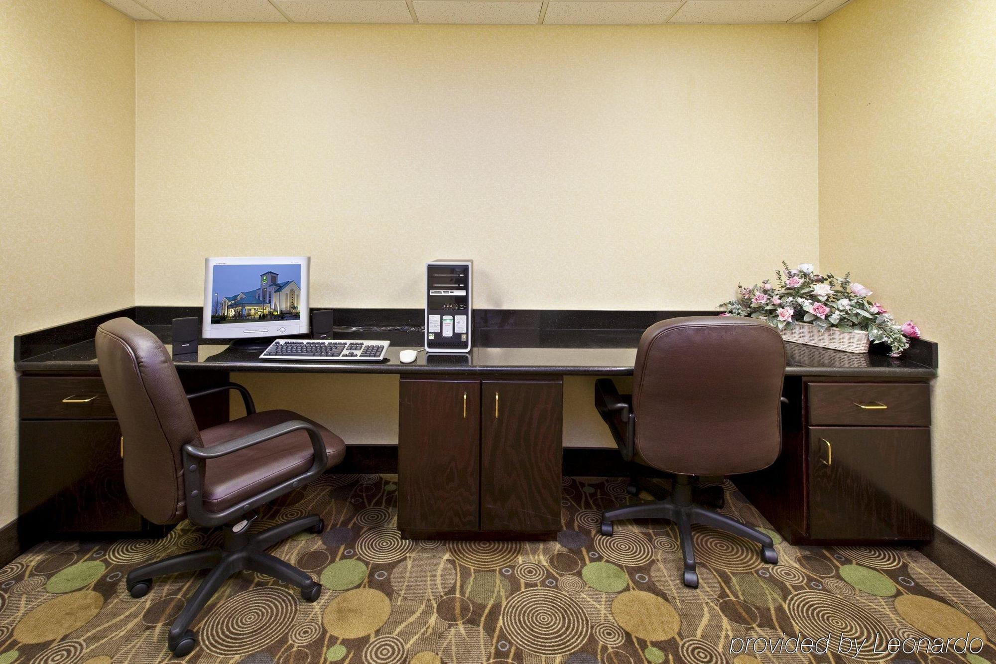 Express & East By Ihg Hotel